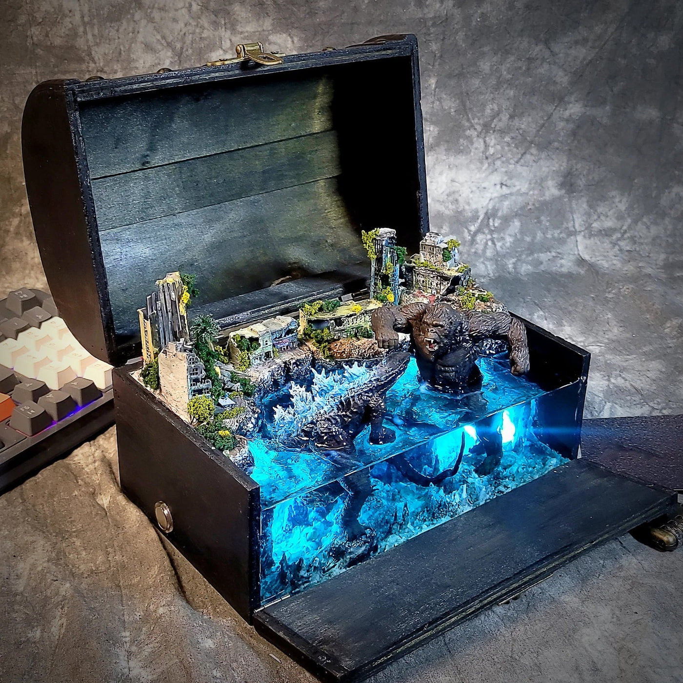 Godzilla vs Kong Monsters Battle Beach Abandoned City Diorama Treasure Mistery Box Gift Epoxy Resin, Night Light