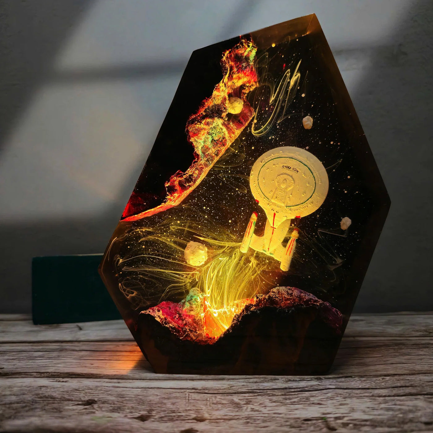 Star Trek NCC-1701-D Galaxy Sci-Fi Diorama Epoxy Resin Lamp, Night Light