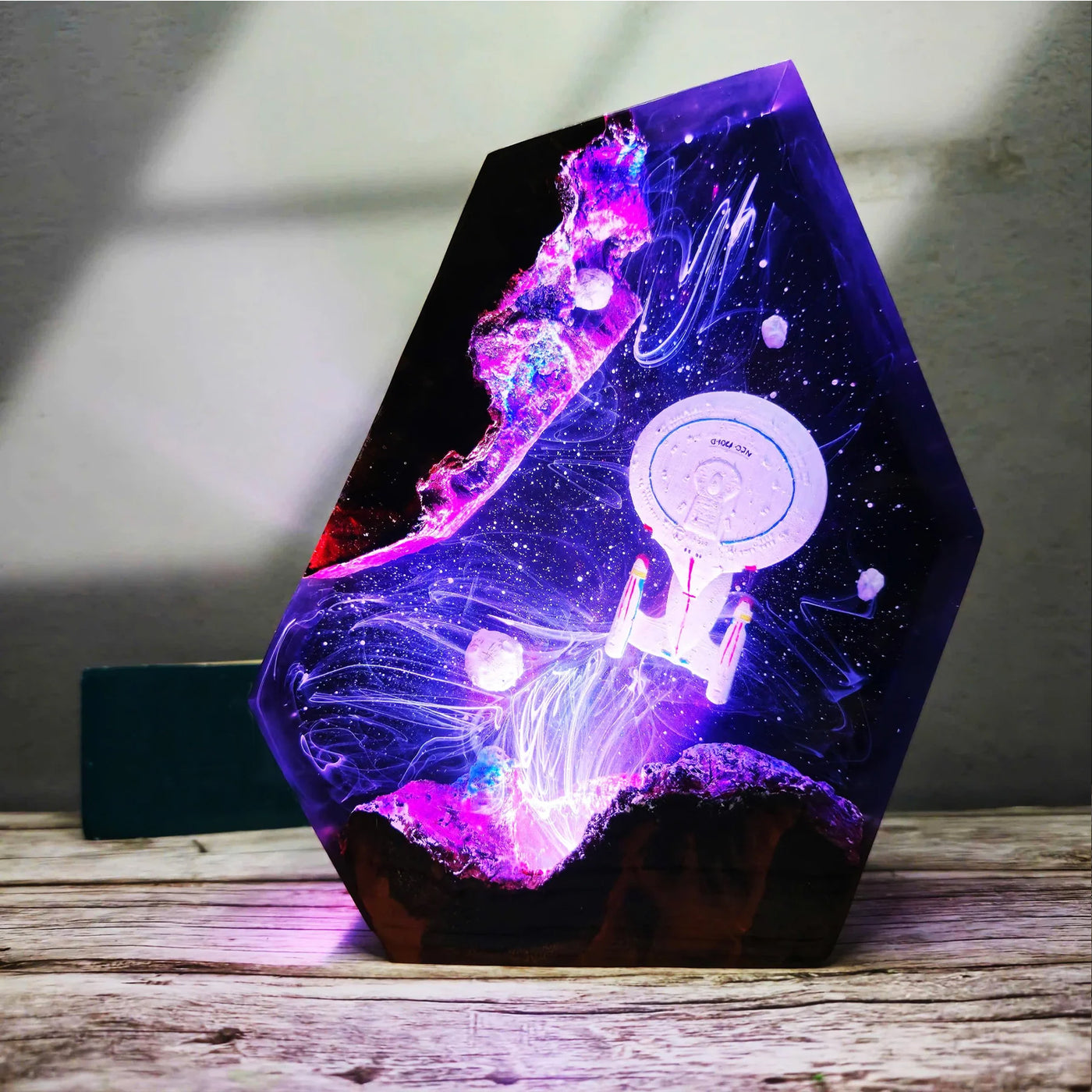 Star Trek NCC-1701-D Galaxy Sci-Fi Diorama Epoxy Resin Lamp, Night Light