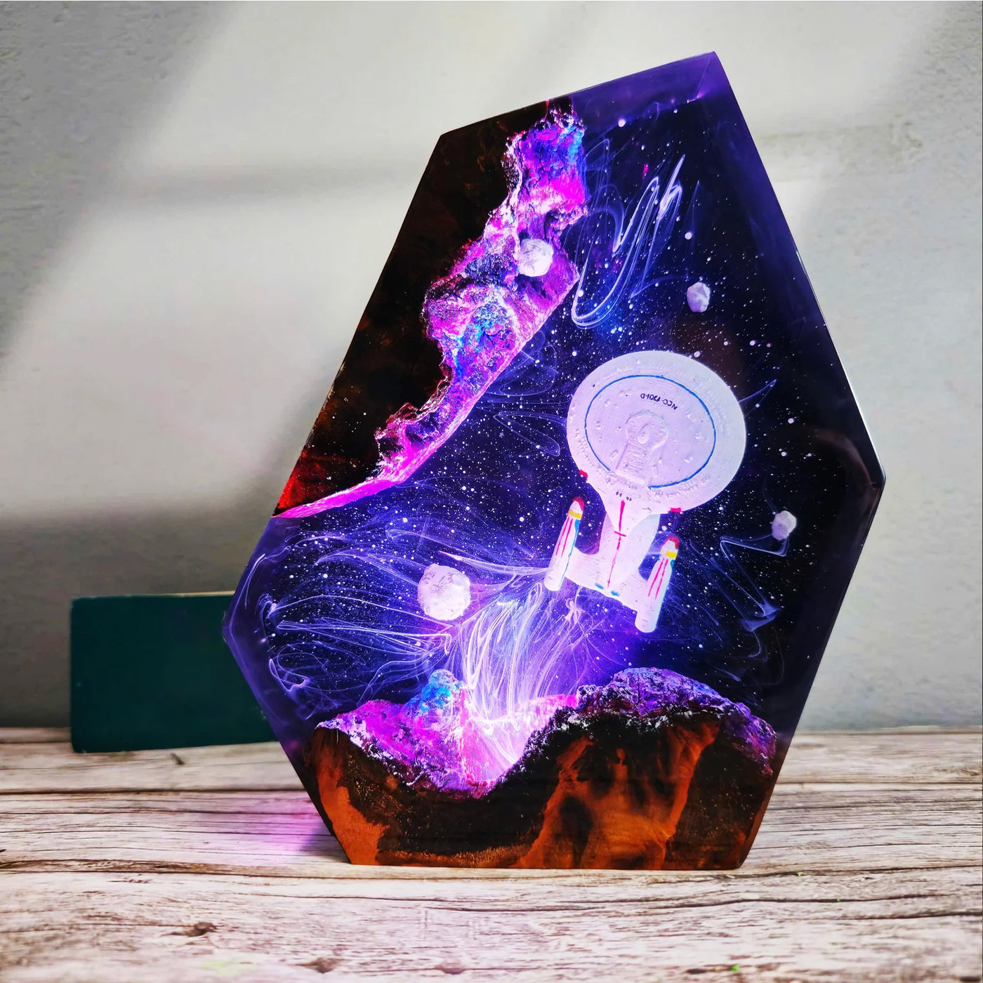 Star Trek NCC-1701-D Galaxy Sci-Fi Diorama Epoxy Resin Lamp, Night Light