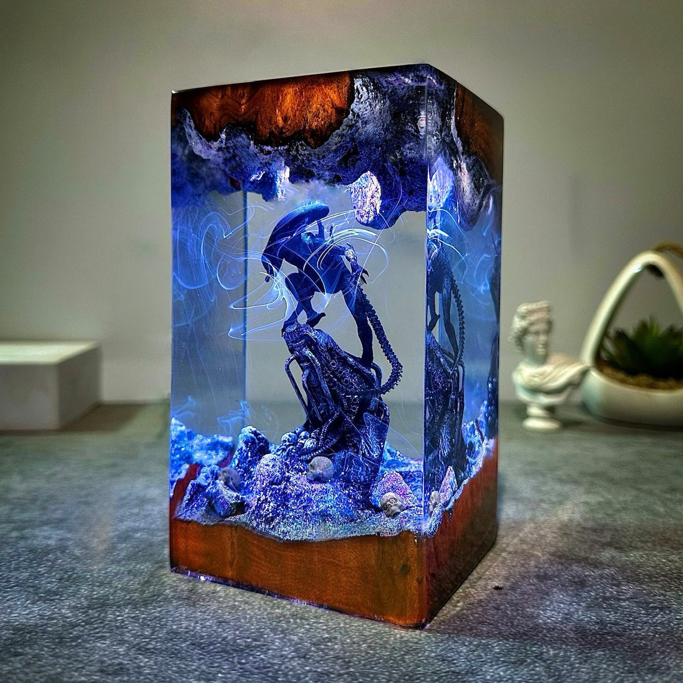 Predator Xenomorph Alien Space Monster Epoxy Resin Lamp, Night Light