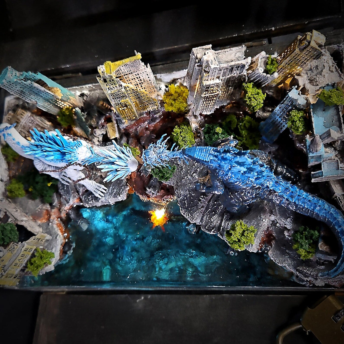 Godzilla vs Shimo Monsters Battle Diorama Treasure Mistery Box Gift Epoxy Resin, Night Light